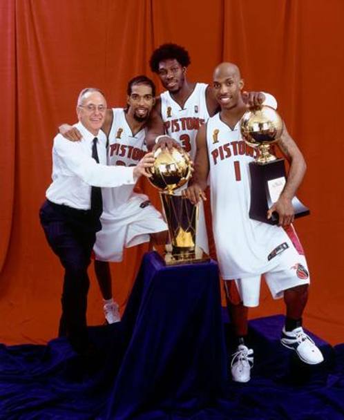 Coach Larry Brown, Richard Hamilton, Ben Wallace  e Chauncey Billups posano per un servizio fotografico dopo la vittoria contro i Los Angeles Lakers  in gara 5 delle  finali Nba (2004).